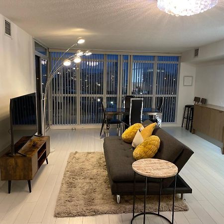 Cozy Open Concept 2Br 2Bath W/Parking -Jays/Cn Apartman Toronto Kültér fotó