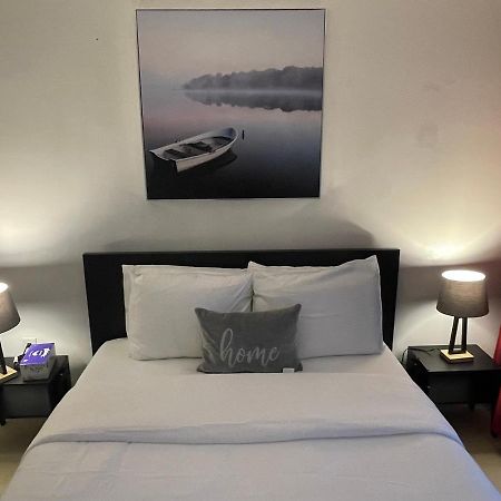 Cozy Open Concept 2Br 2Bath W/Parking -Jays/Cn Apartman Toronto Kültér fotó