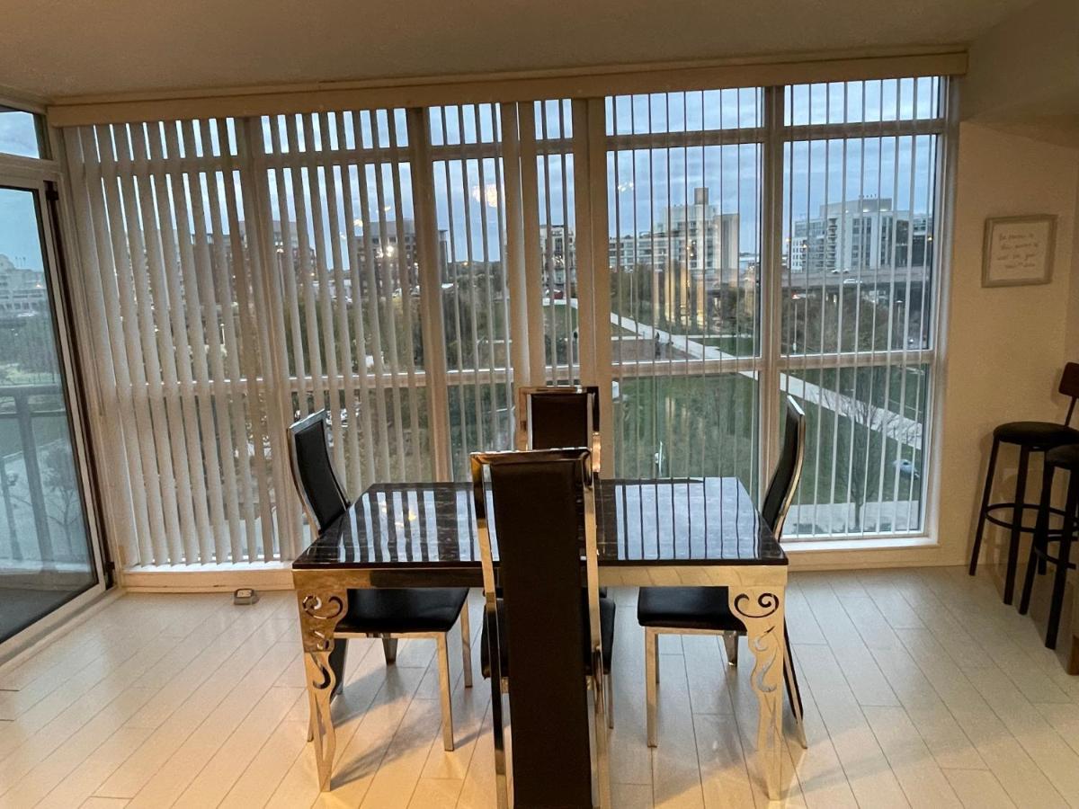 Cozy Open Concept 2Br 2Bath W/Parking -Jays/Cn Apartman Toronto Kültér fotó