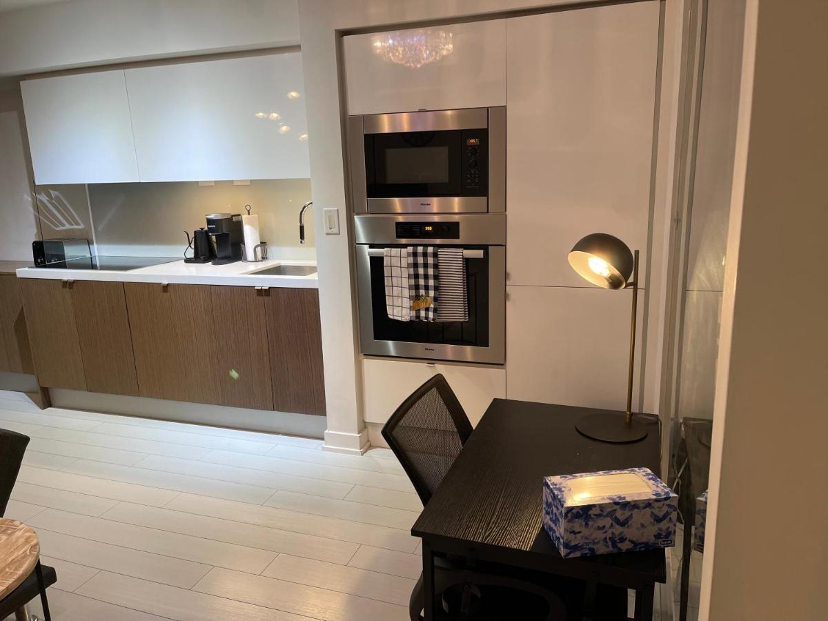 Cozy Open Concept 2Br 2Bath W/Parking -Jays/Cn Apartman Toronto Kültér fotó