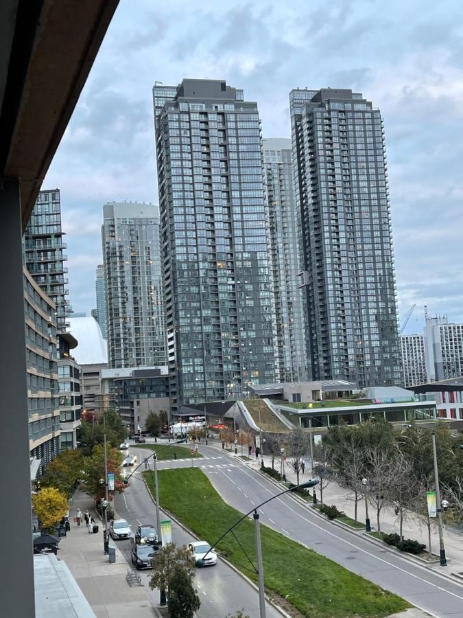 Cozy Open Concept 2Br 2Bath W/Parking -Jays/Cn Apartman Toronto Kültér fotó