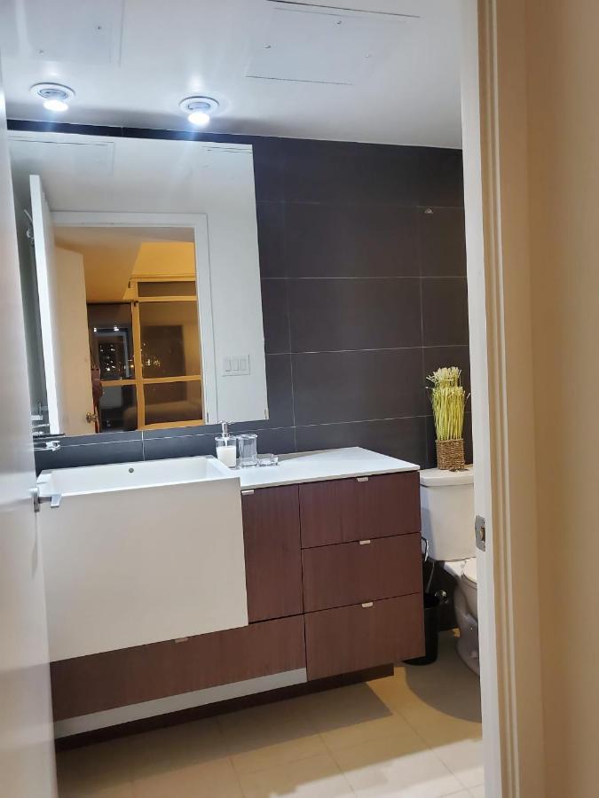 Cozy Open Concept 2Br 2Bath W/Parking -Jays/Cn Apartman Toronto Kültér fotó