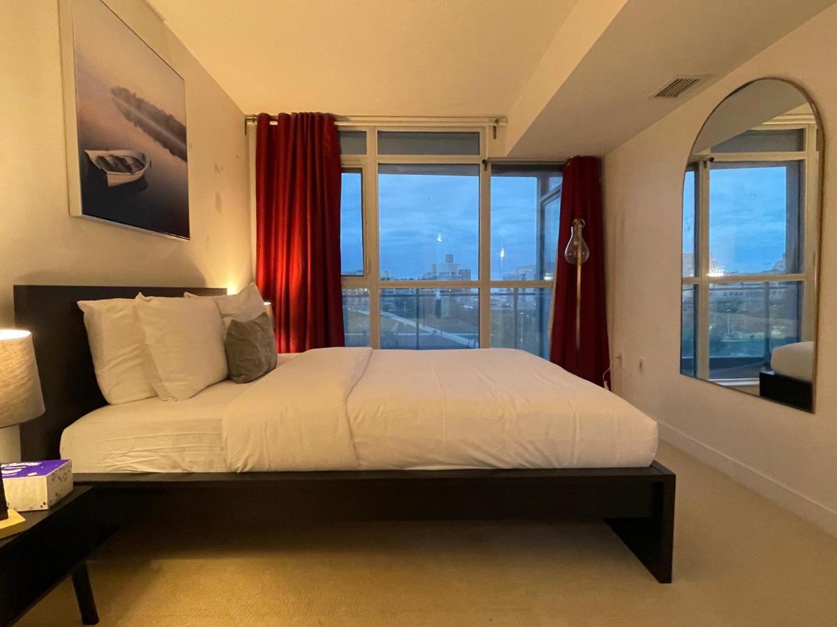 Cozy Open Concept 2Br 2Bath W/Parking -Jays/Cn Apartman Toronto Kültér fotó