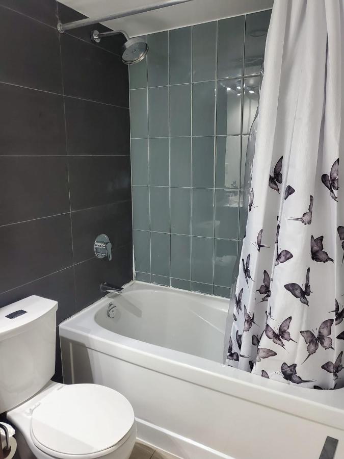 Cozy Open Concept 2Br 2Bath W/Parking -Jays/Cn Apartman Toronto Kültér fotó