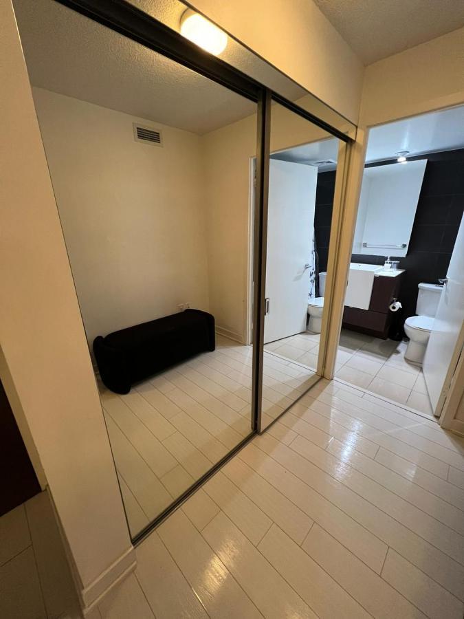 Cozy Open Concept 2Br 2Bath W/Parking -Jays/Cn Apartman Toronto Kültér fotó