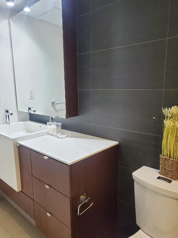 Cozy Open Concept 2Br 2Bath W/Parking -Jays/Cn Apartman Toronto Kültér fotó